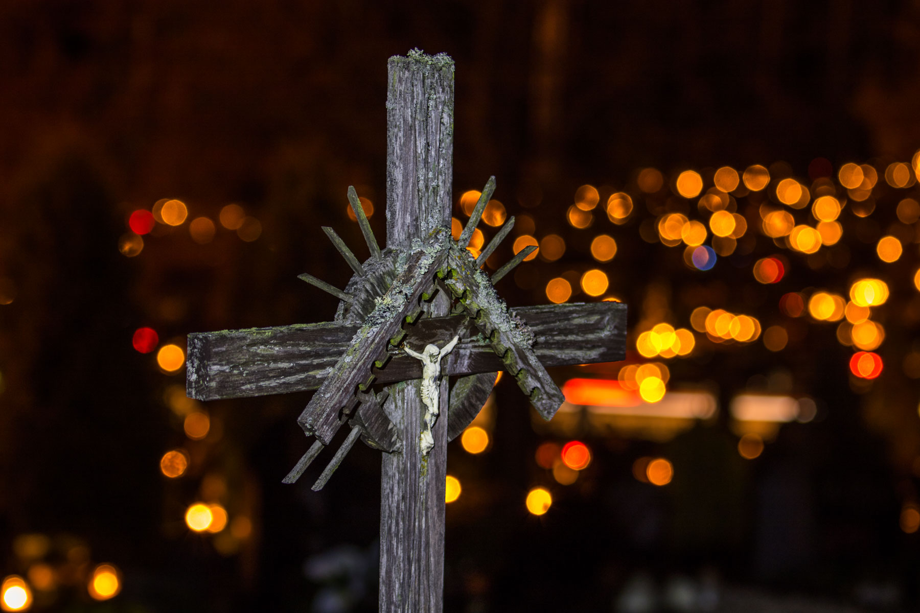 Kauno kapinės spindi Visų Šventųjų ir Mirusiųjų atminimo (Vėlinių) proga / archyv. nuotr.