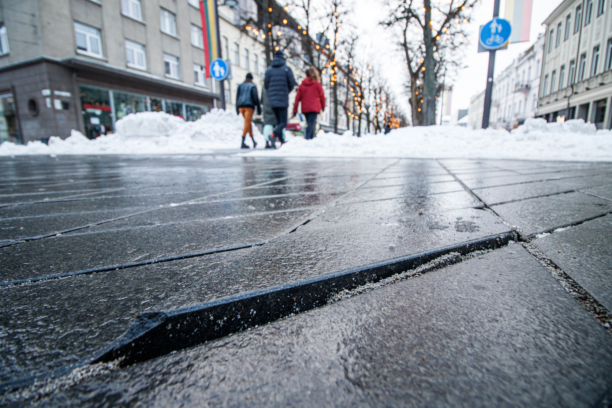 Iškilusios plytelės Laisvės alėjos važiuojamoje dalyje