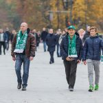  Žmonės renkasi į stadioną