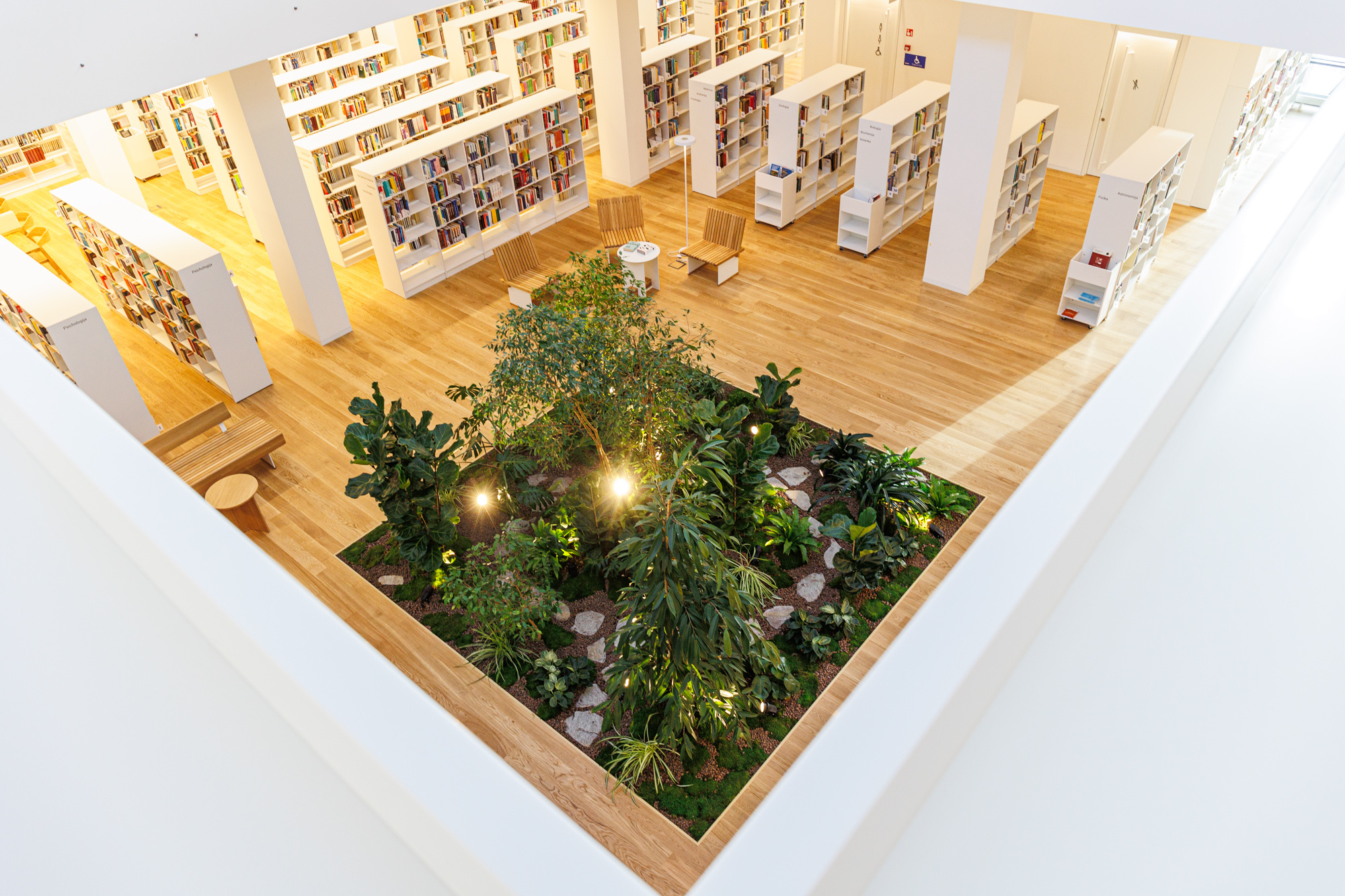Atidaroma atnaujinta Ąžuolyno biblioteka