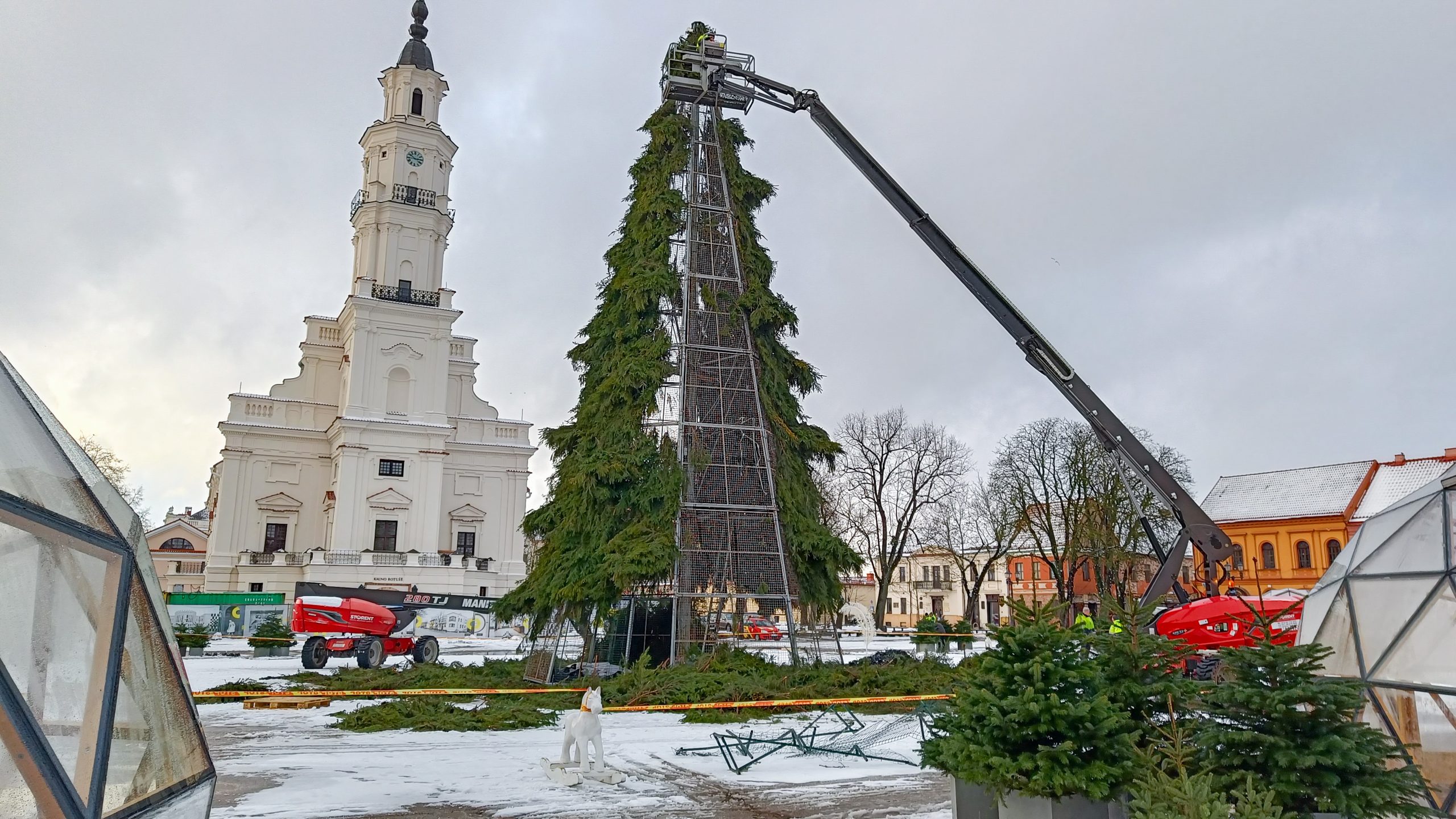 Iškonstruojama miesto eglė