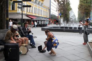 Gatvės muzikantų trio abejingų nepalieka / M. Patašiaus nuotr.
