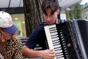 Gatvės muzikantų trio abejingų nepalieka / M. Patašiaus nuotr.
