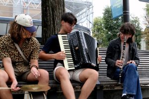 Gatvės muzikantų trio abejingų nepalieka / M. Patašiaus nuotr.