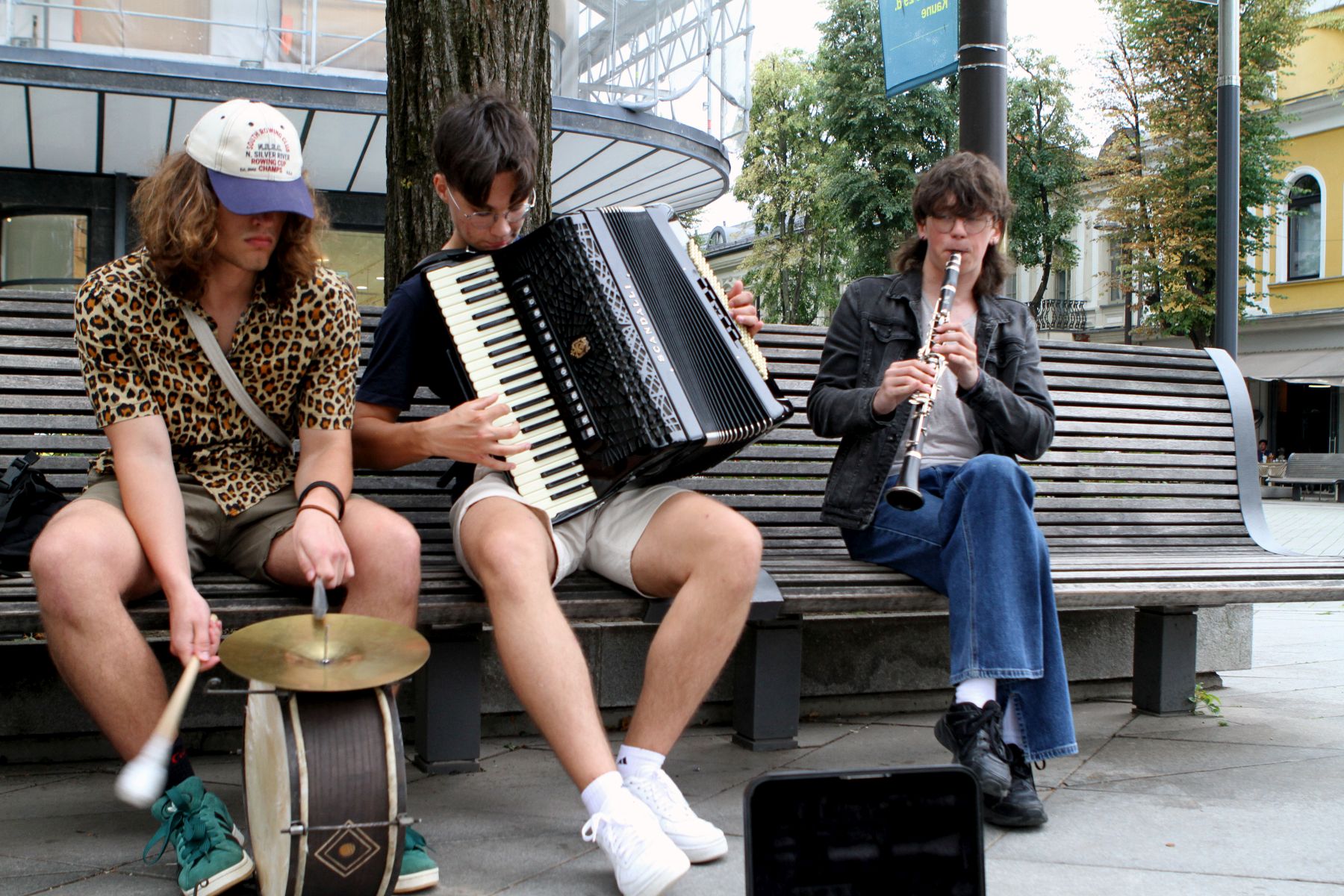 Gatvės muzikantų trio abejingų nepalieka / M. Patašiaus nuotr.