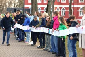 Akcija „Apjuoskim Raudondvarį bendrystės juosta“ / KRS nuotr.