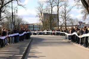 Akcija „Apjuoskim Raudondvarį bendrystės juosta“ / KRS nuotr.