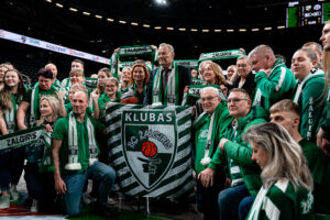 M. Paulauskui įteiktas inkilas / Kauno „Žalgirio“ Klubo „Facebook“ nuotr.