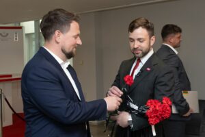Tomas Vytautas Raskevičius parlamentarams įteikė raudonus gvazdikus / D. Labučio, ELTOS nuotr.
