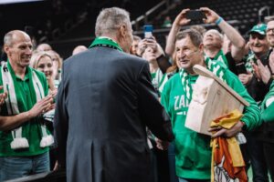 M. Paulauskui įteiktas inkilas / Kauno „Žalgirio“ Klubo „Facebook“ nuotr.