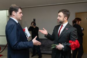 Tomas Vytautas Raskevičius parlamentarams įteikė raudonus gvazdikus / D. Labučio, ELTOS nuotr.