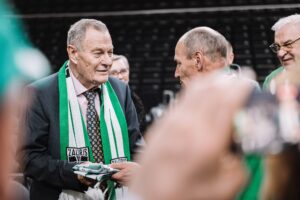 M. Paulauskui įteiktas inkilas / Kauno „Žalgirio“ Klubo „Facebook“ nuotr.