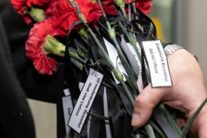 Tomas Vytautas Raskevičius parlamentarams įteikė raudonus gvazdikus / D. Labučio, ELTOS nuotr.