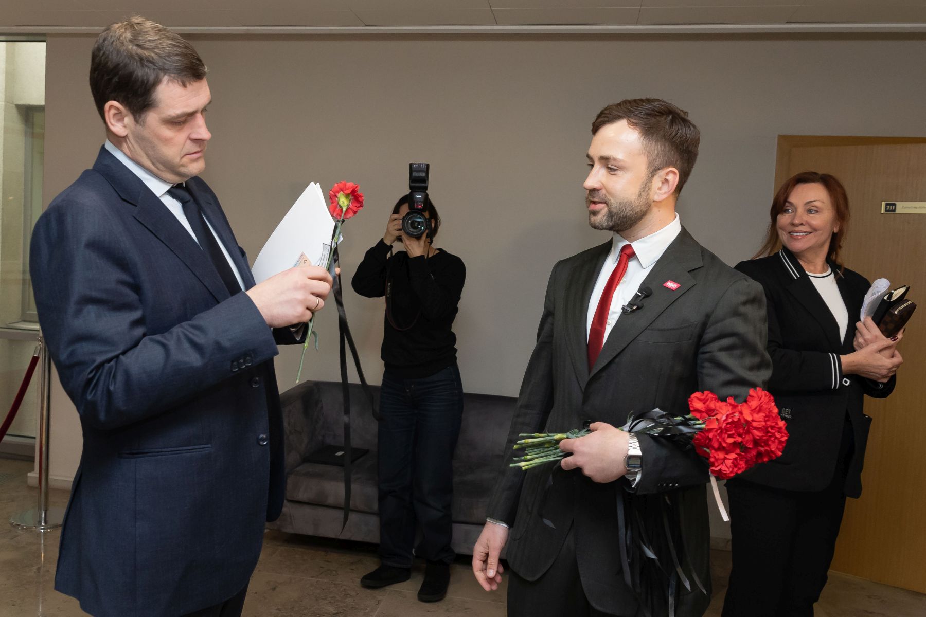 Tomas Vytautas Raskevičius parlamentarams įteikė raudonus gvazdikus / D. Labučio, ELTOS nuotr.