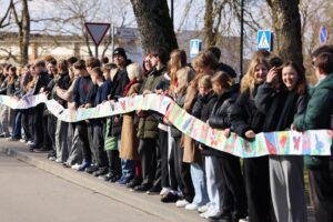 Akcija „Apjuoskim Raudondvarį bendrystės juosta“ / KRS nuotr.