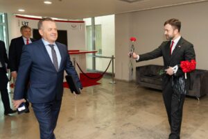 Tomas Vytautas Raskevičius parlamentarams įteikė raudonus gvazdikus / D. Labučio, ELTOS nuotr.