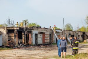 Kauno rajone liepsnojo garažų masyvas / E. Ovčarenko, BNS nuotr.
