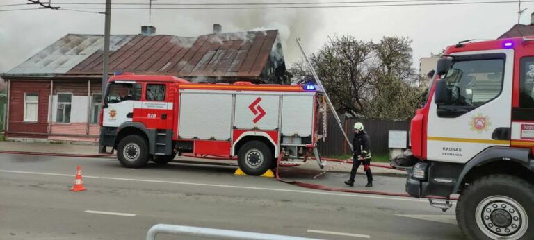 Gaisras Jurbarko gatvėje / Skaitytojų nuotr.