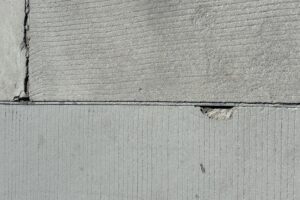 „Mokslo saloje“ sutrūkinėjo betonas / Skaitytojų nuotr.