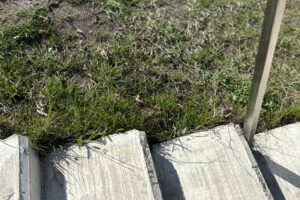 „Mokslo saloje“ sutrūkinėjo betonas / Skaitytojų nuotr.