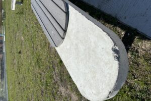 „Mokslo saloje“ sutrūkinėjo betonas / Skaitytojų nuotr.