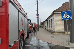 Gaisras Jurbarko gatvėje / BNS, E. Ovčarenko nuotr.