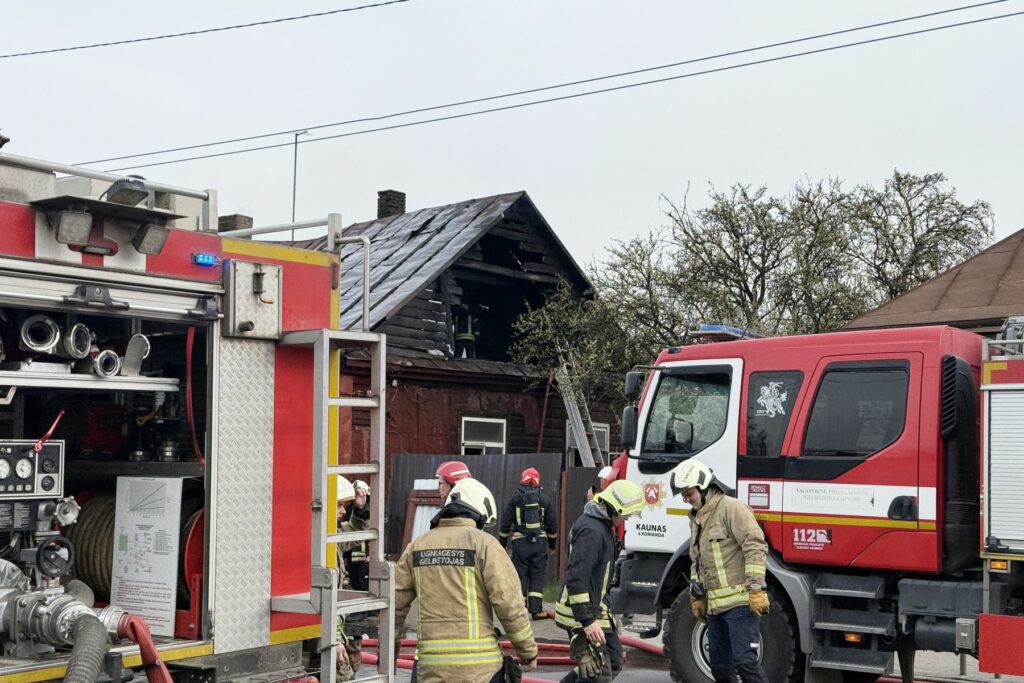 Gaisras Jurbarko gatvėje / BNS, E. Ovčarenko nuotr.
