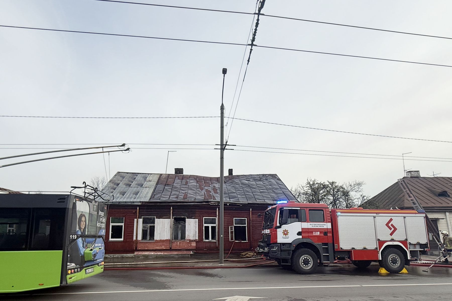 Gaisras Jurbarko gatvėje / BNS, E. Ovčarenko nuotr.