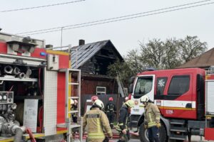 Gaisras Jurbarko gatvėje / BNS, E. Ovčarenko nuotr.