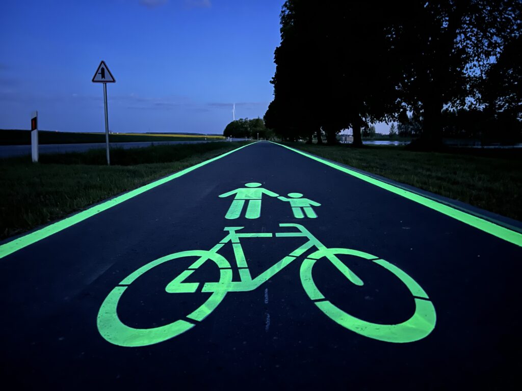 Pėsčiųjų ir dviračių takas paženklintas tamsoje šviečiančiais dažais / „Via Lietuva“ nuotr.