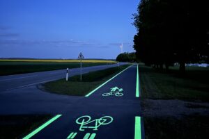 Pėsčiųjų ir dviračių takas paženklintas tamsoje šviečiančiais dažais / „Via Lietuva“ nuotr.