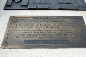 Vienybės aikštės ąžuolas / M. Patašiaus nuotr.