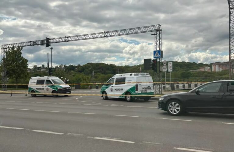 Prie „Žalgirio“ arenos patruliuoja policijos pareigūnai / Skaitytojo nuotr.