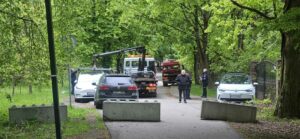 Nuo Dariaus ir Girėno stadiono prieeigų nuvežami automobiliai / Skaitytojo nuotr.