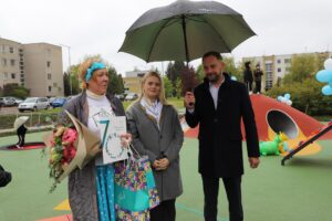 Raudondvaryje atidaryta nauja vaikų žaidimų aikštelė / KRS nuotr.