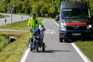 Pėsčiųjų ir dviračių takas paženklintas tamsoje šviečiančiais dažais / „Via Lietuva“ nuotr.