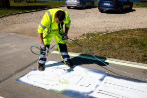 Pėsčiųjų ir dviračių takas paženklintas tamsoje šviečiančiais dažais / „Via Lietuva“ nuotr.