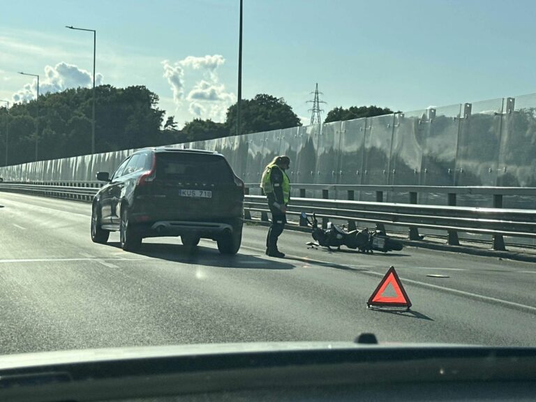 Motociklo ir „Volvo“ susidūrimas / Skaitytojų nuotr.