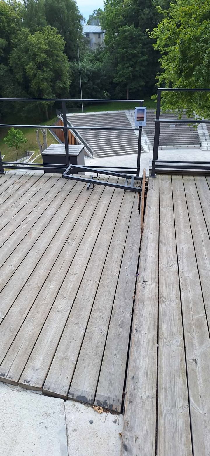 Kauno Dainų slėnyje išvirto metalinis turėklas / Skaitytojo nuotr.