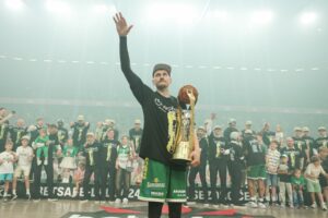 Žalgiriečių rankose – LKL taurė ir čempionų žiedai / R. Tenio nuotr.