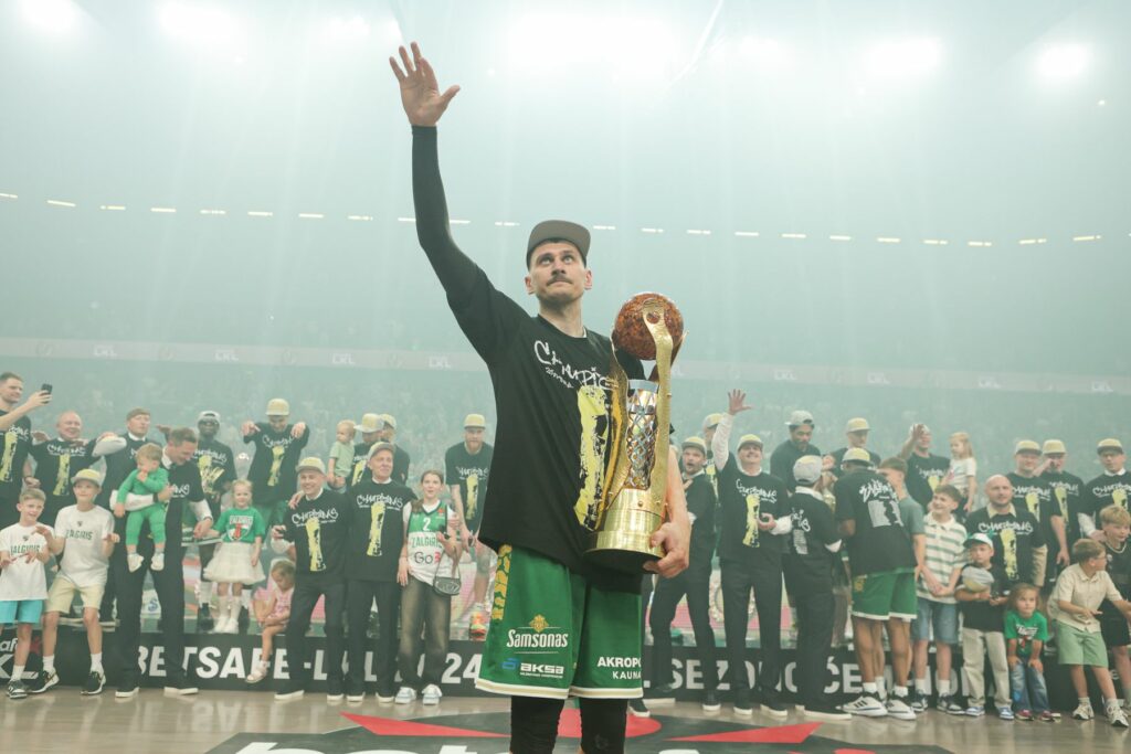 Žalgiriečių rankose – LKL taurė ir čempionų žiedai / R. Tenio nuotr.