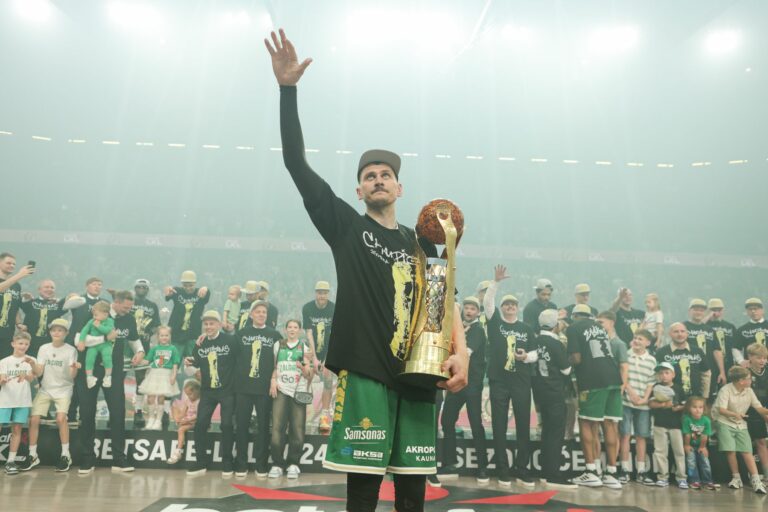 Žalgiriečių rankose – LKL taurė ir čempionų žiedai / R. Tenio nuotr.