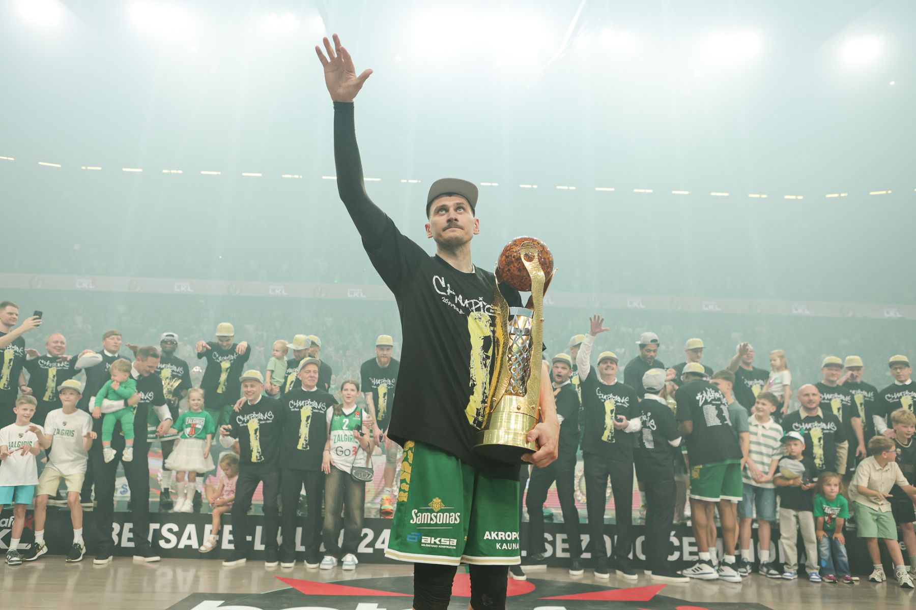 Žalgiriečių rankose – LKL taurė ir čempionų žiedai / R. Tenio nuotr.