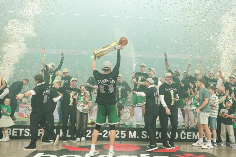 Žalgiriečių rankose – LKL taurė ir čempionų žiedai / R. Tenio nuotr.