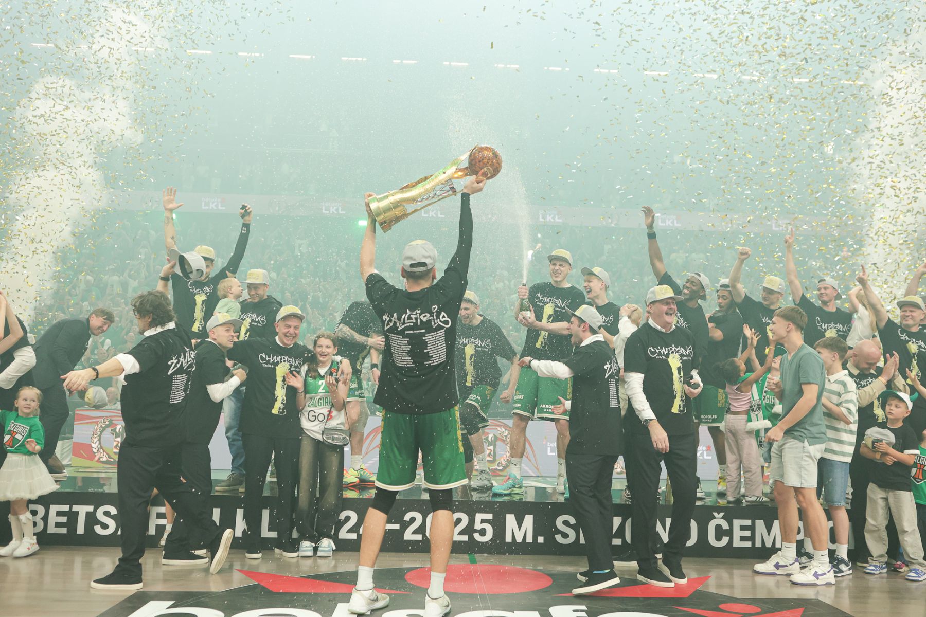Žalgiriečių rankose – LKL taurė ir čempionų žiedai / R. Tenio nuotr.
