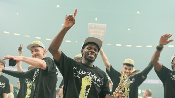 Žalgiriečių rankose – LKL taurė ir čempionų žiedai / R. Tenio nuotr.