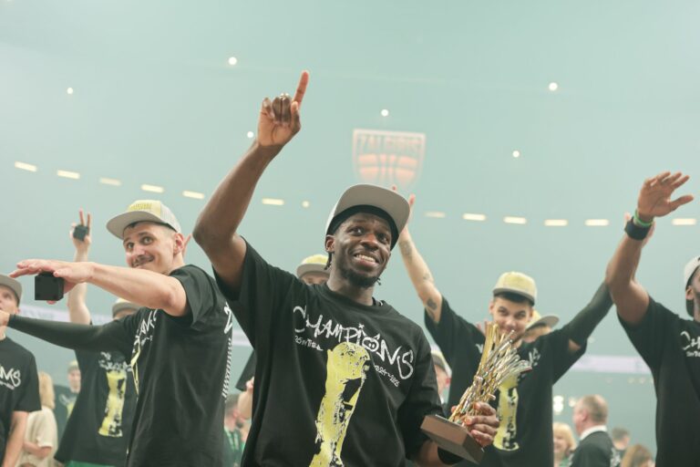 Žalgiriečių rankose – LKL taurė ir čempionų žiedai / R. Tenio nuotr.
