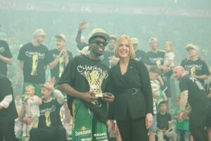 Žalgiriečių rankose – LKL taurė ir čempionų žiedai / R. Tenio nuotr.