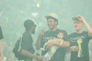 Žalgiriečių rankose – LKL taurė ir čempionų žiedai / R. Tenio nuotr.
