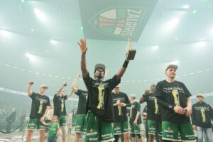 Žalgiriečių rankose – LKL taurė ir čempionų žiedai / R. Tenio nuotr.